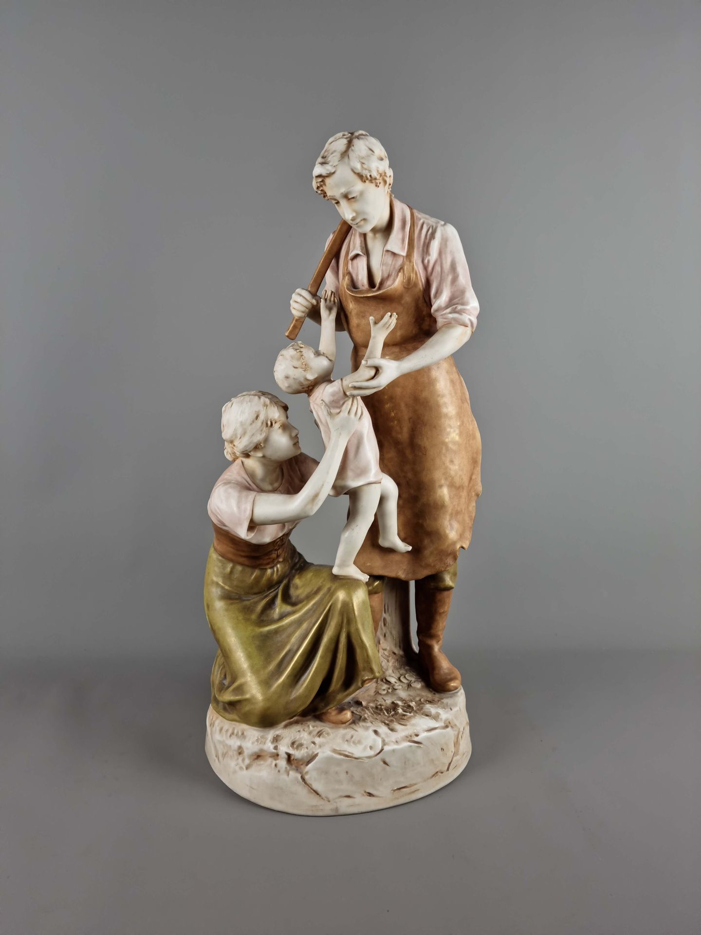 Null Royal Dux porcelain statue of a blacksmith and his family. H : 50 cm