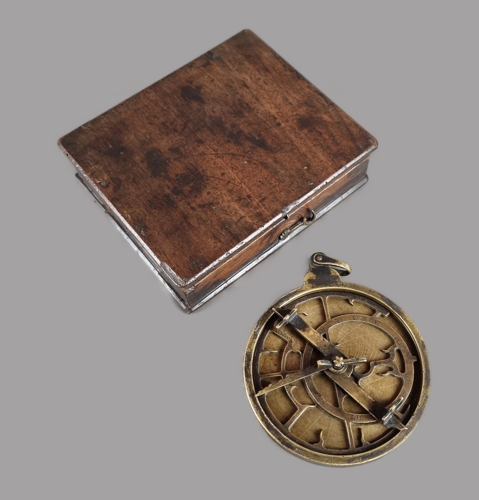 Null 盒子里的黄铜星盘。在盒子里，有意大利文的手写题词，提到了1734年的日期。D : 12 cm H : 14,5 cm