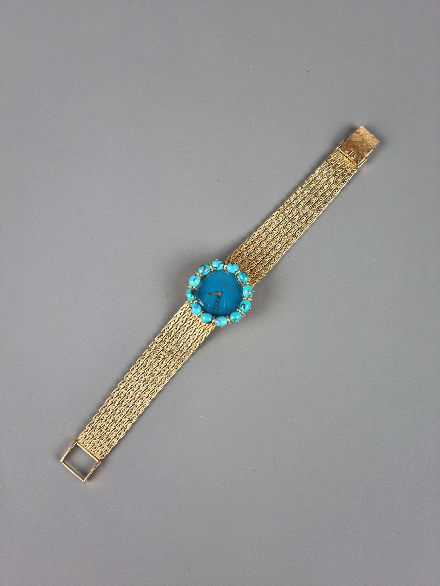 Jaeger-LeCoultre Montre de dame en or 18k, cadran serti de petites turquoises. P&hellip;