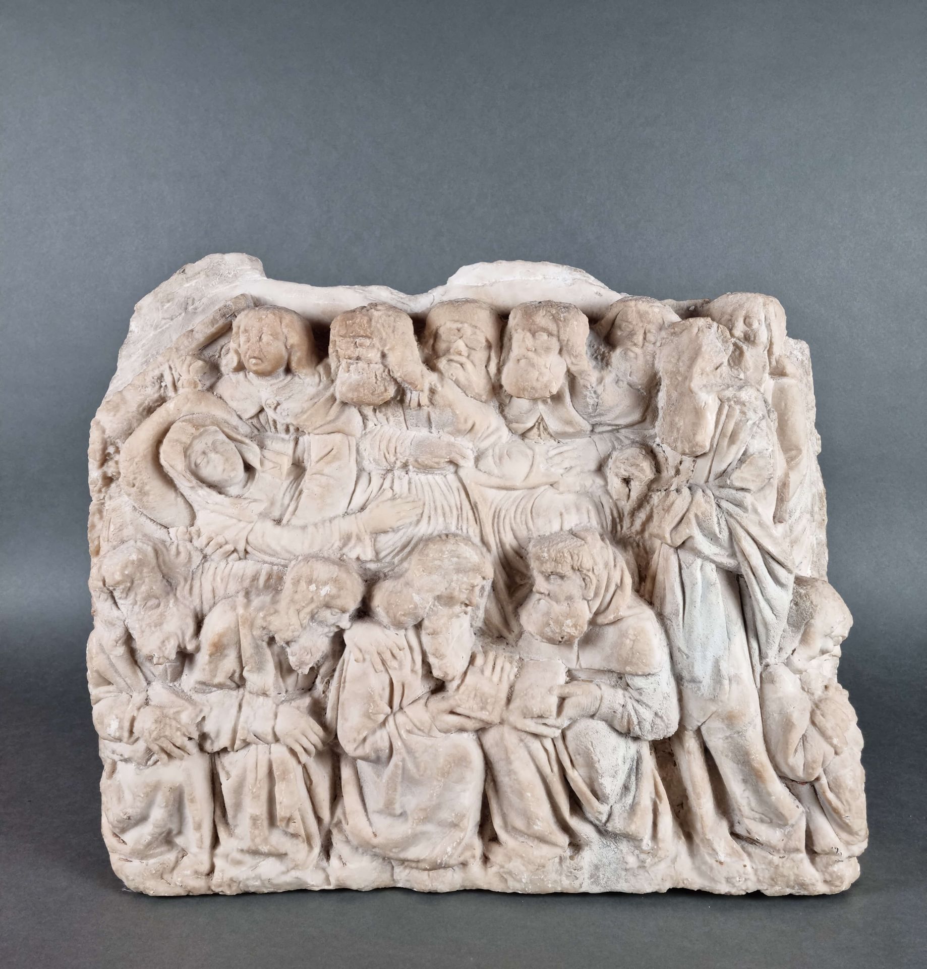 Null 大理石祭坛画描绘了玛丽在临终前被十二个使徒包围的情景。长：50厘米，宽：12厘米，高：43厘米