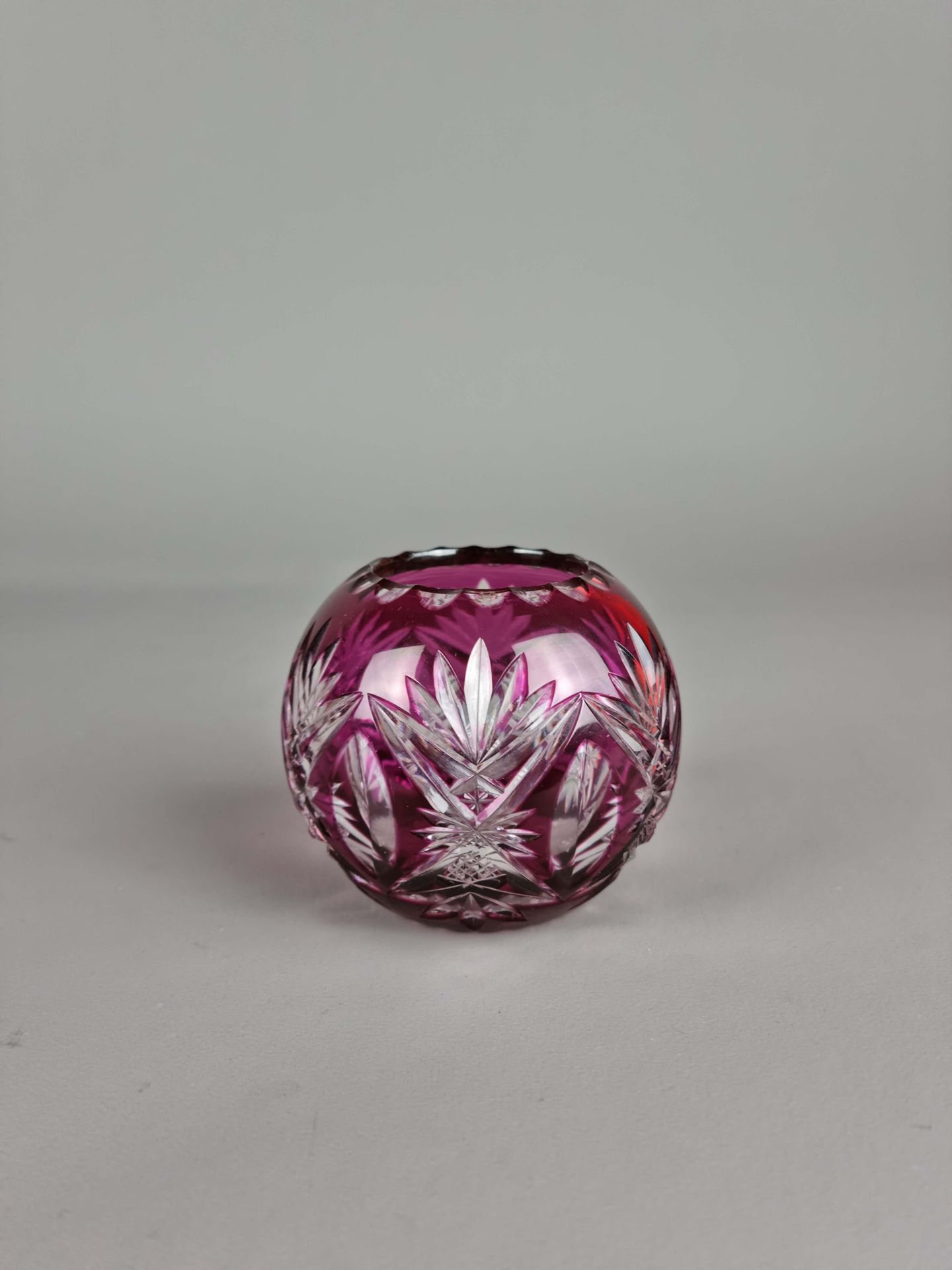 Null 瓦尔-圣-兰伯特（Val-Saint-Lambert）水晶小花瓶，有淡紫色的衬里。高：7厘米