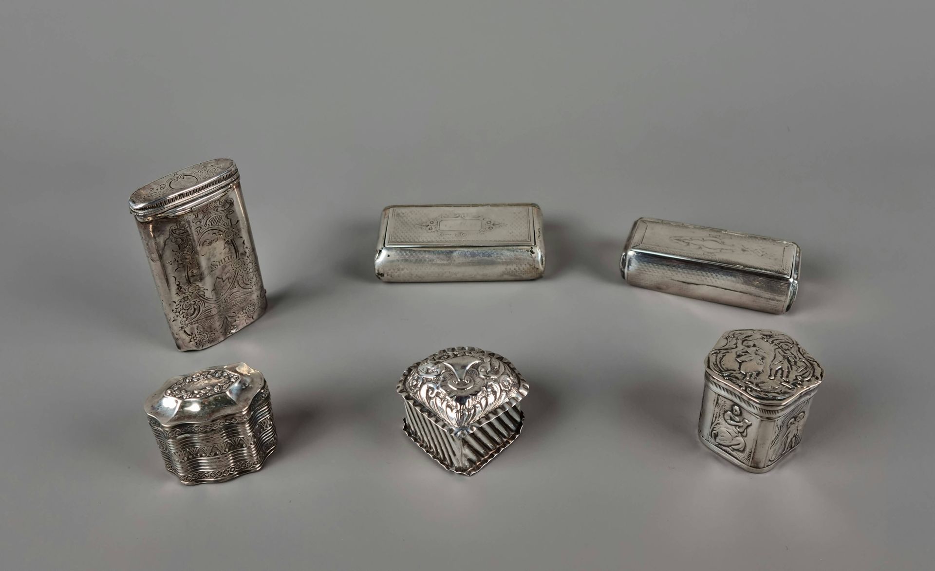 Null Lot de 5 boites et 1 briquet en argent. 7x4 cm et +- 3x3,5 cm