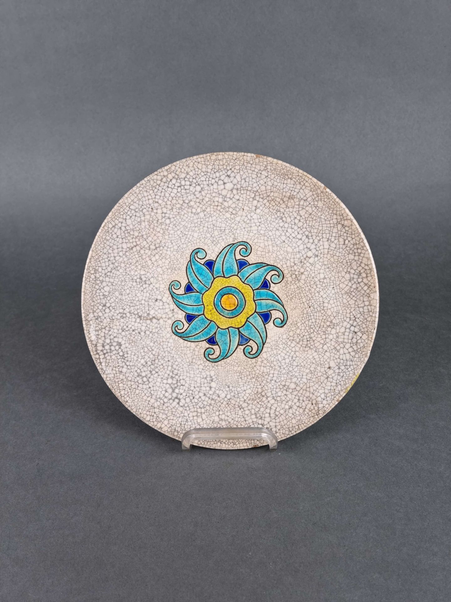 Boch La Louvière 花卉装饰的陶器盘。D : 22 cm