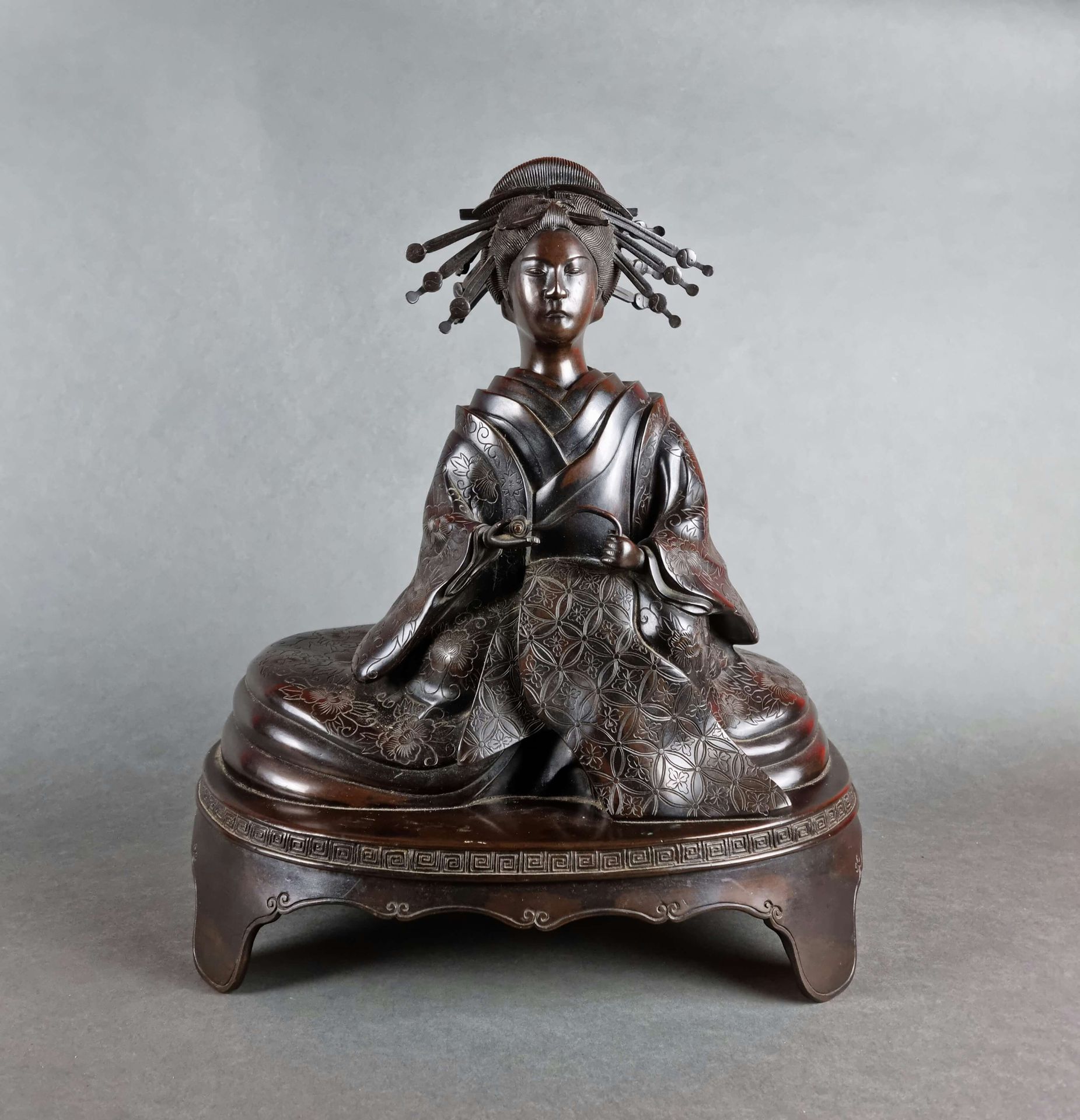 Japon Bronzeskulptur, die eine sitzende Geisha darstellt. H: 37 cm B: 32 cm T: 2&hellip;