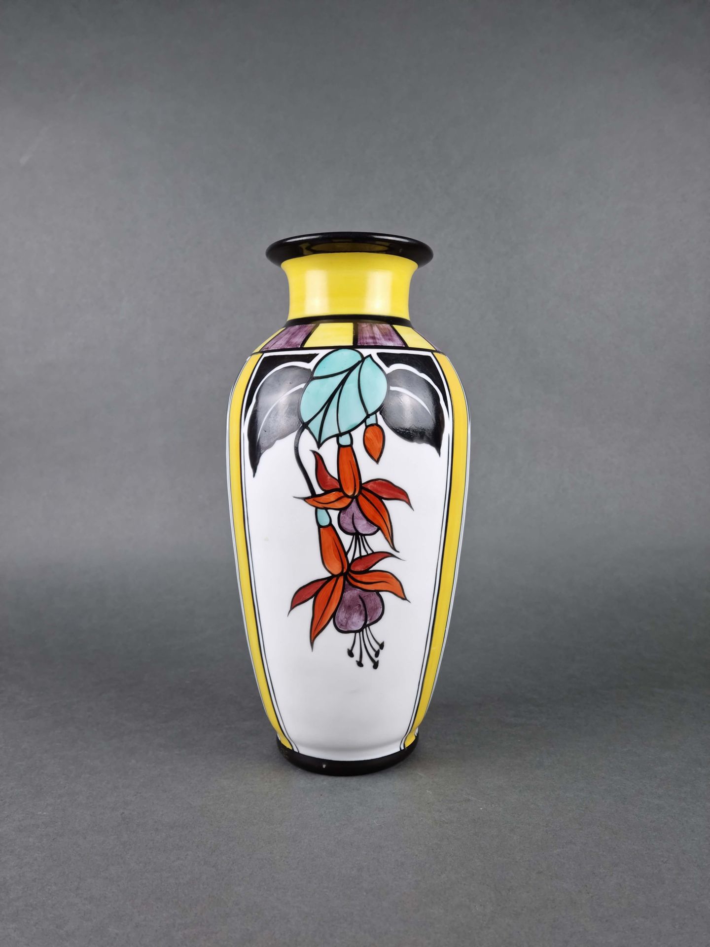 Null Scailmont-Vase mit Orchideendekor. H: 29 cm