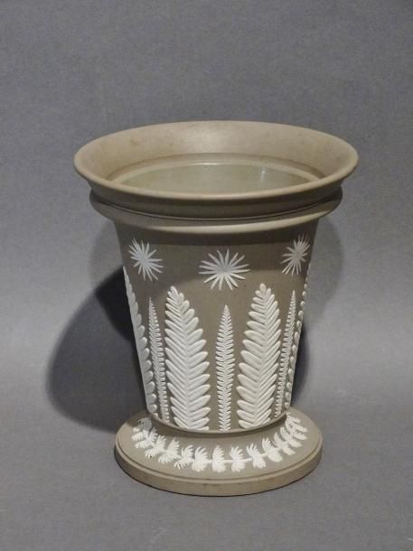 Null Vase en Wedgwood à décor de fougères. H : 15 cm