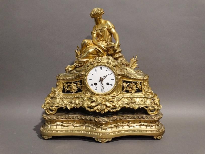 Null Horloge en bronze doré avec socle en bois doré. L : 37 cm H : 33 cm (hors s&hellip;