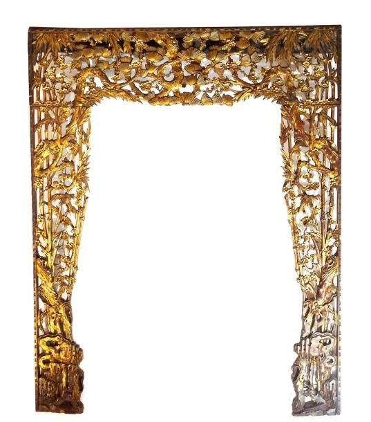 Null CHINE. Ning po. Grand portique en bois sculpté doré composé de 3 éléments. &hellip;