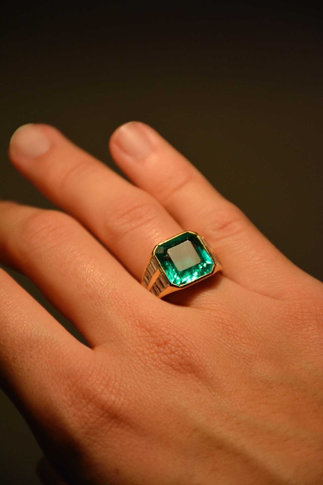 Null 18kt yellow gold ring with central Colombian emerald of 6.20 ct, dimensions&hellip;