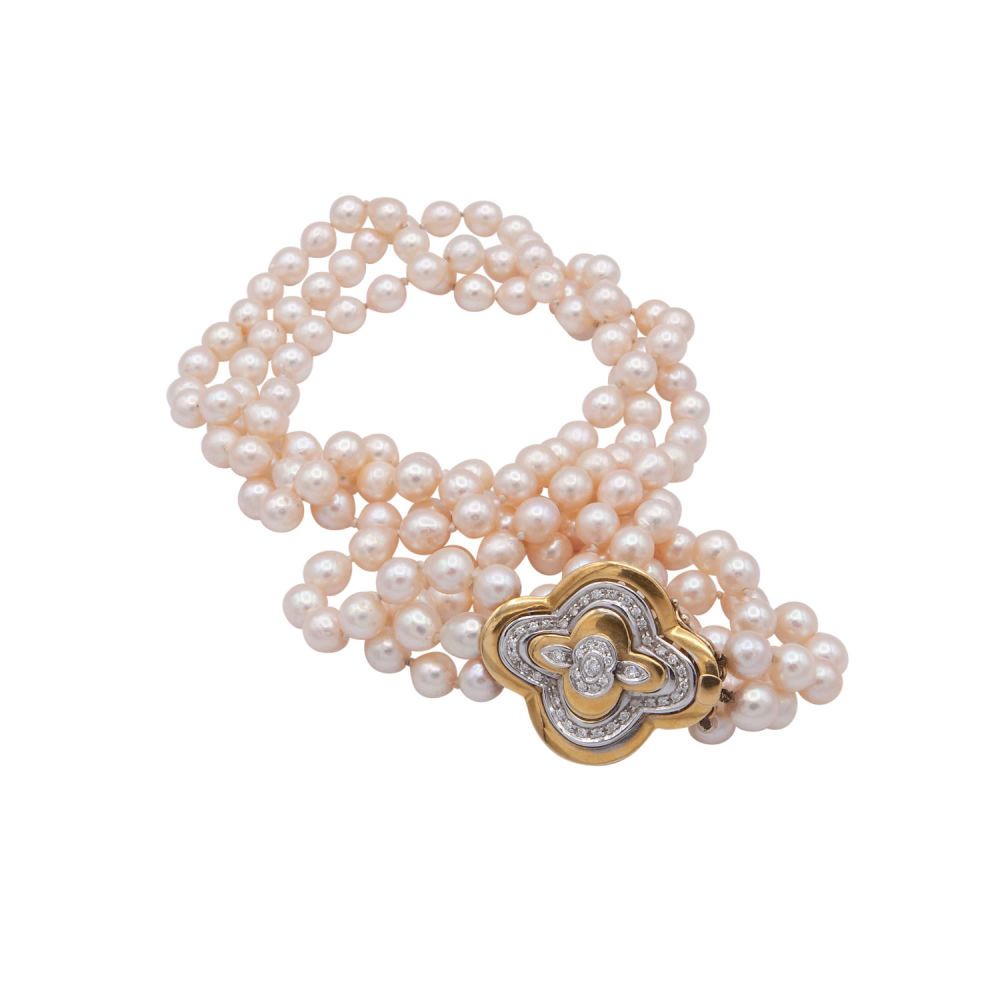 Null Pearls necklace. 18kt gold clasp. Clasp size 3x4 cm. Total weight 119 gr