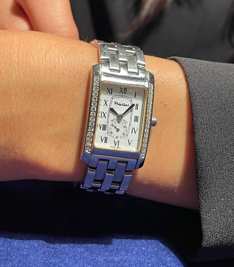 Null 菲利普手表女士腕表，精钢表壳和表带。表壳上有钻石。白色表盘。矿物玻璃。罗马数字。石英机芯。系列8251422555