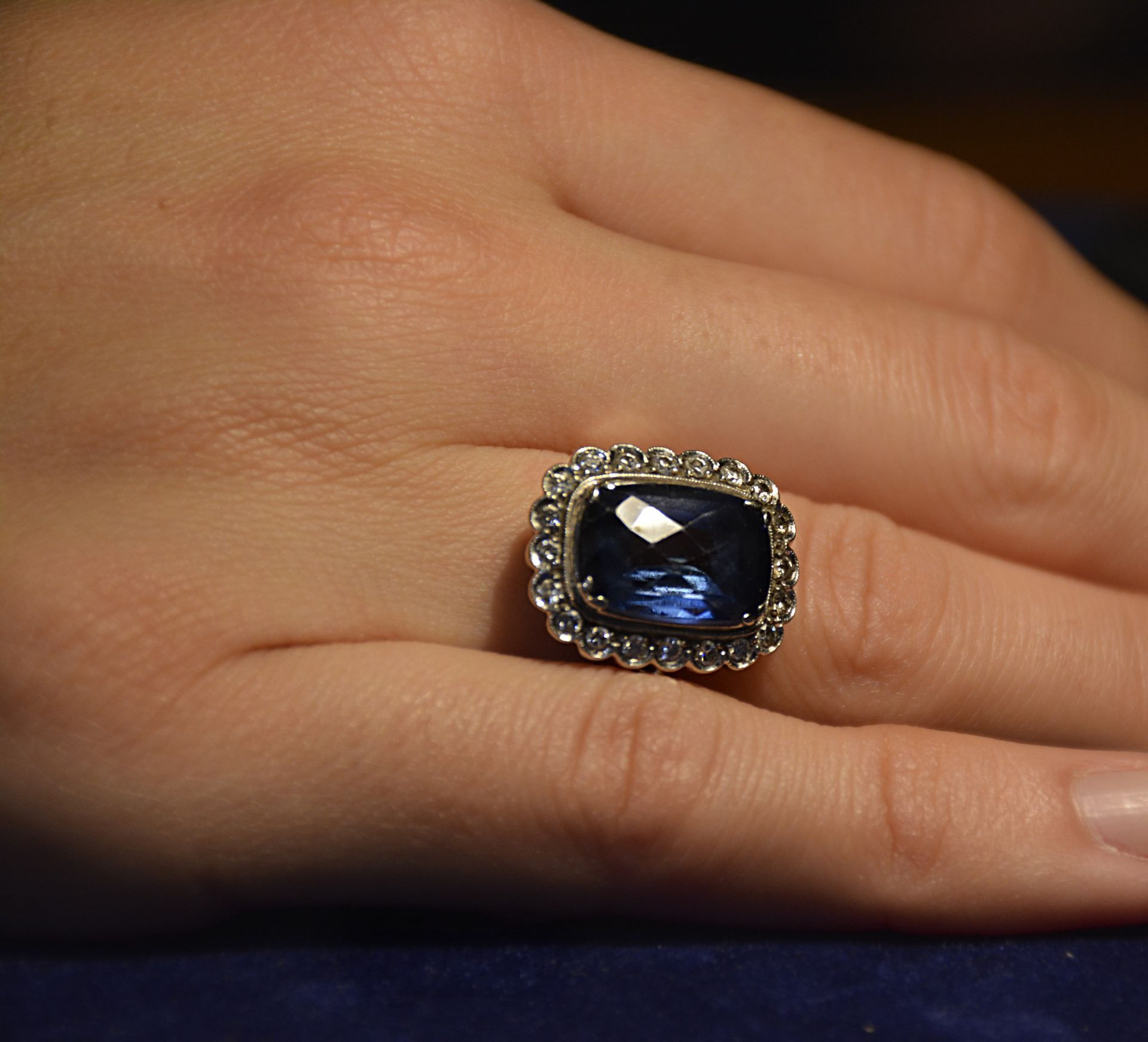Null 18K白金戒指，中央为蓝宝石，重约3克拉。钻石，重约0.30克拉。总重量为14.60克，戒指尺寸为13号