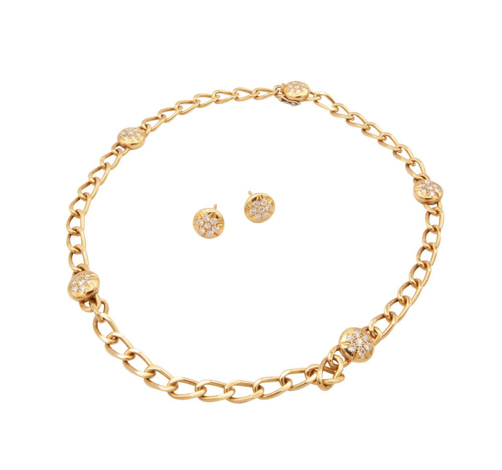 Null Conjunto de collar y pendientes de oro de 18 kt. Diamantes en el collar con&hellip;