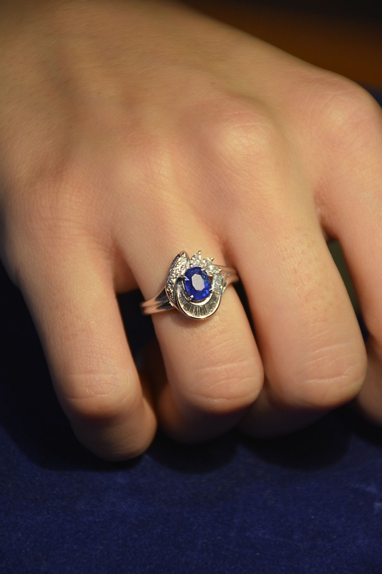 Null 18K白金戒指，中央为缅甸蓝宝石，重1.18克拉。宝石学证书GIA编号3435783888。戒指尺寸为12号