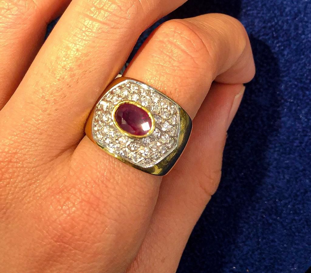 Null 18K黄金戒指，镶有钻石，重约1.30克拉；中央红宝石重约1.8克拉。戒指尺寸为20。总重量14.5克