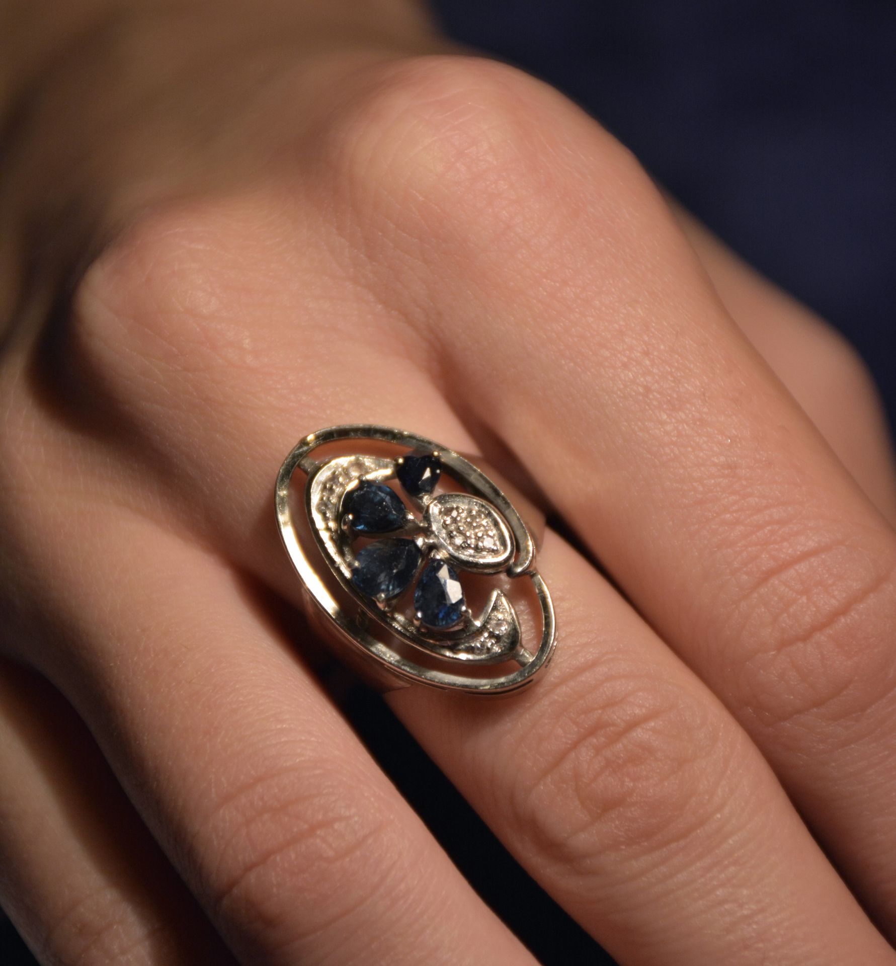 Null 18K白金戒指，镶有4颗蓝宝石和钻石。戒指尺寸为13号。总重量为7.60