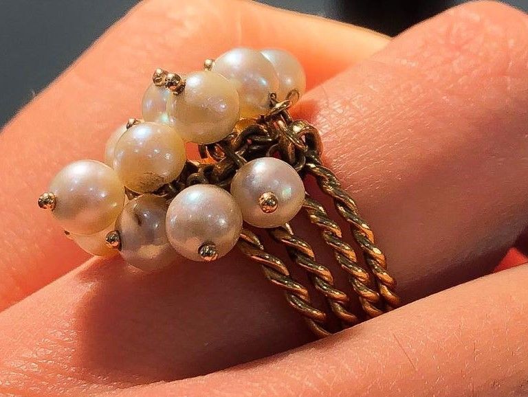 Null Dos anillos de oro amarillo de 18 quilates con colgantes de perlas. Anillos&hellip;
