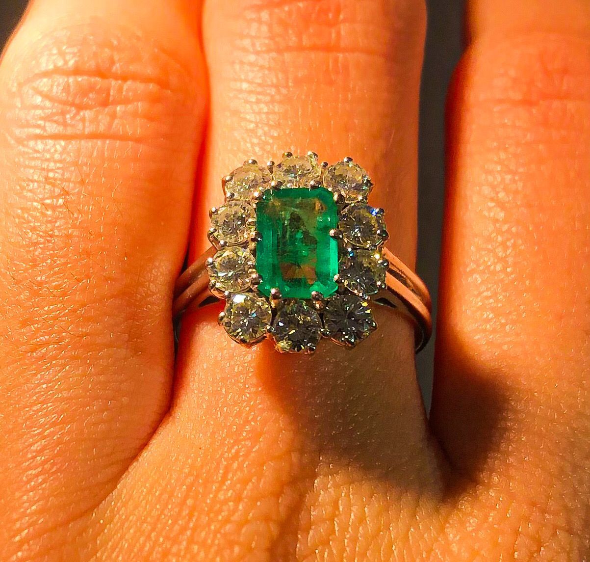 Null 雏菊戒指，镶有钻石和绿宝石。钻石约为0.90克拉，祖母绿约为1.30克拉。总重4.7克，尺寸15