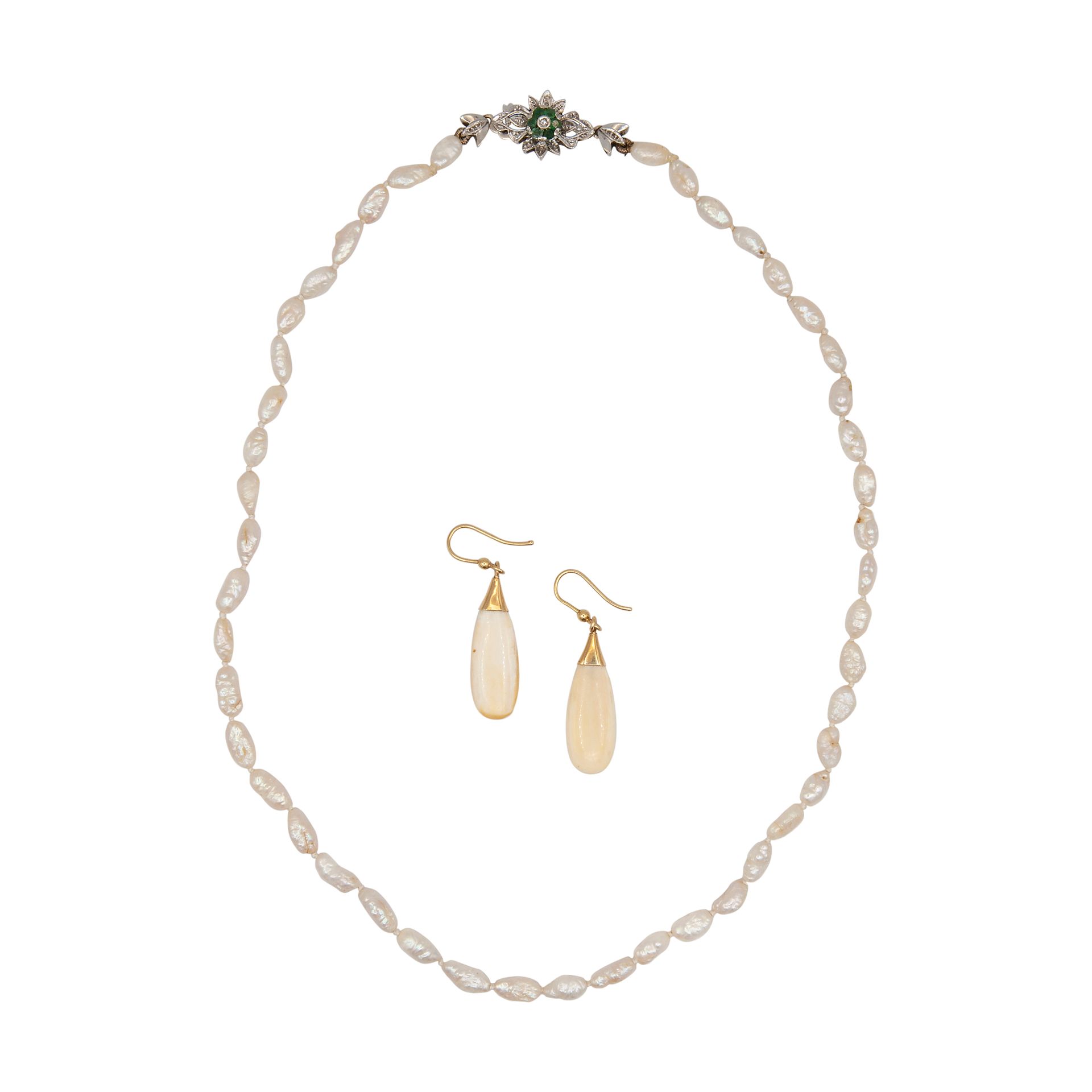 Null Cultured pearls necklace with 18kt white gold clasp with green stones and d&hellip;