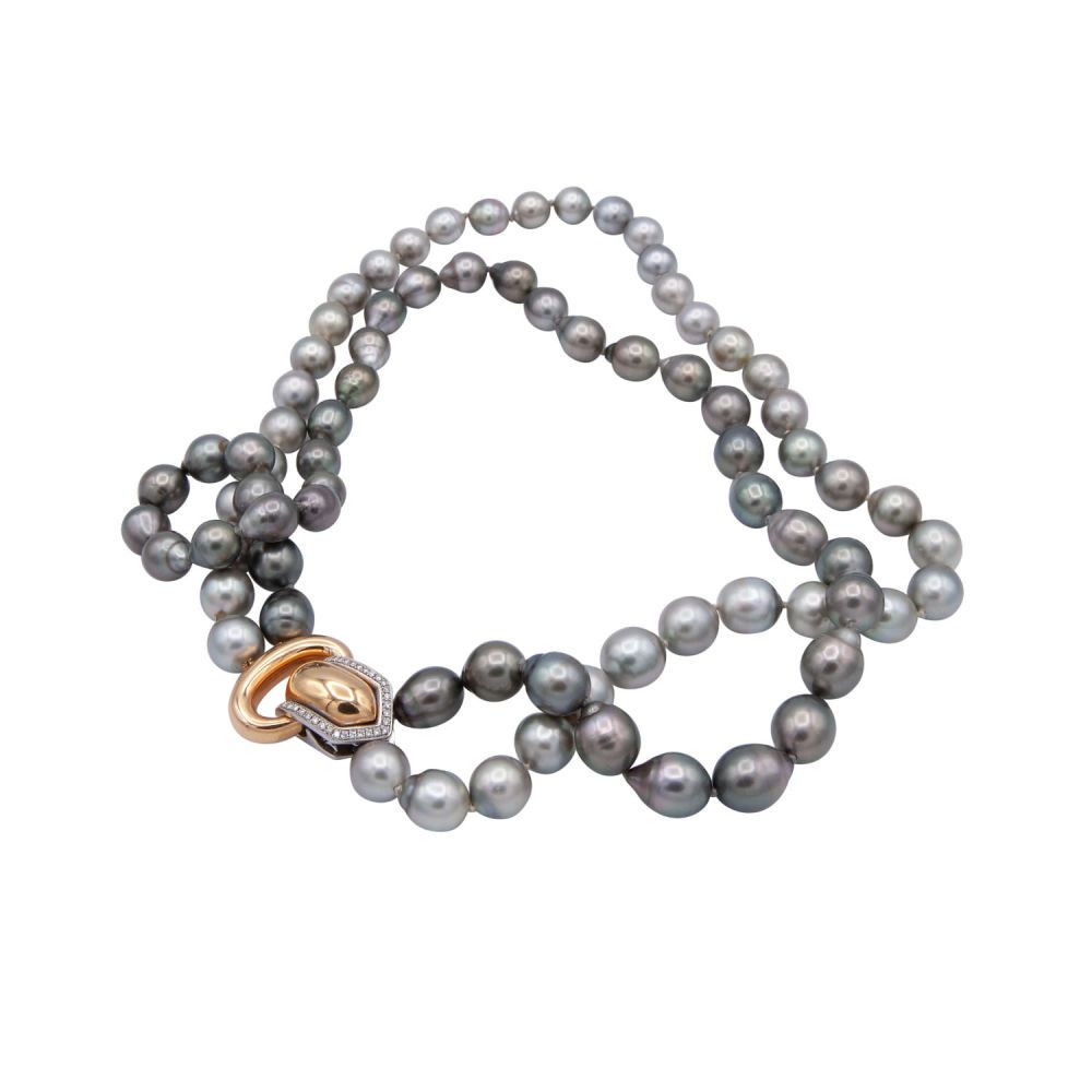 Null Black pearls necklace with diamonds. 18 kt gold clasp.