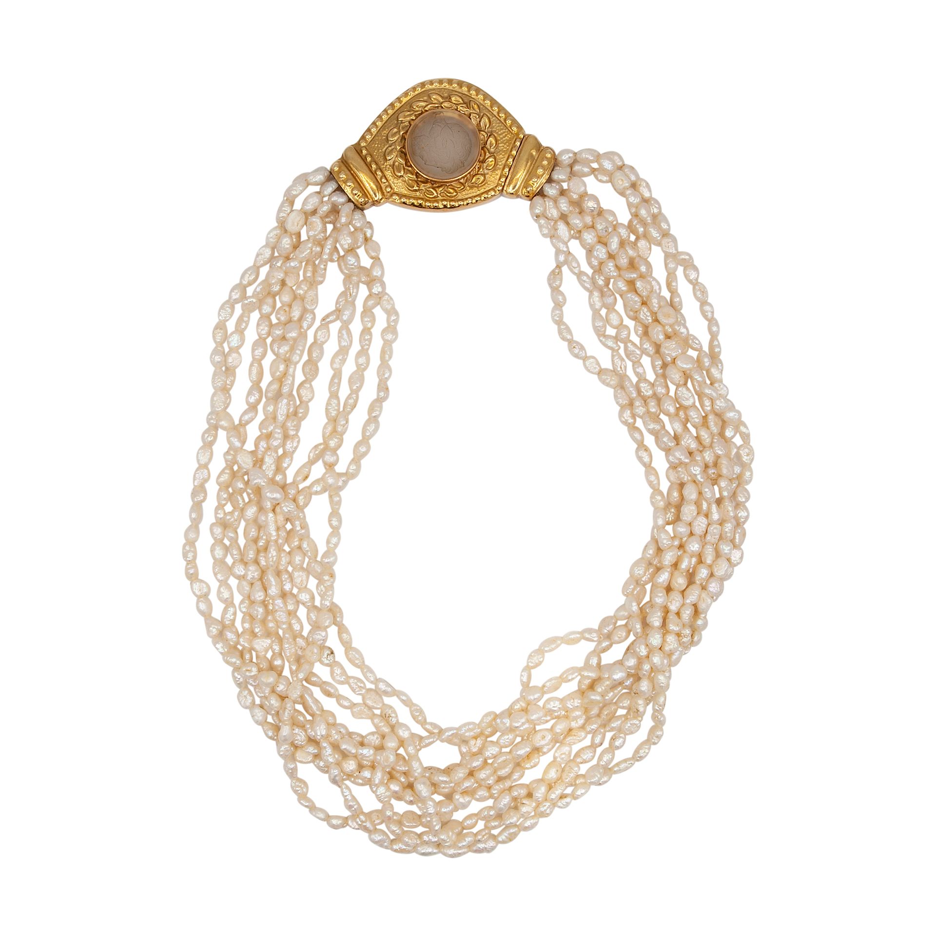 Null Pearls necklace with 18kt yellow gold medal with cammeo. Weight 86,20 gr