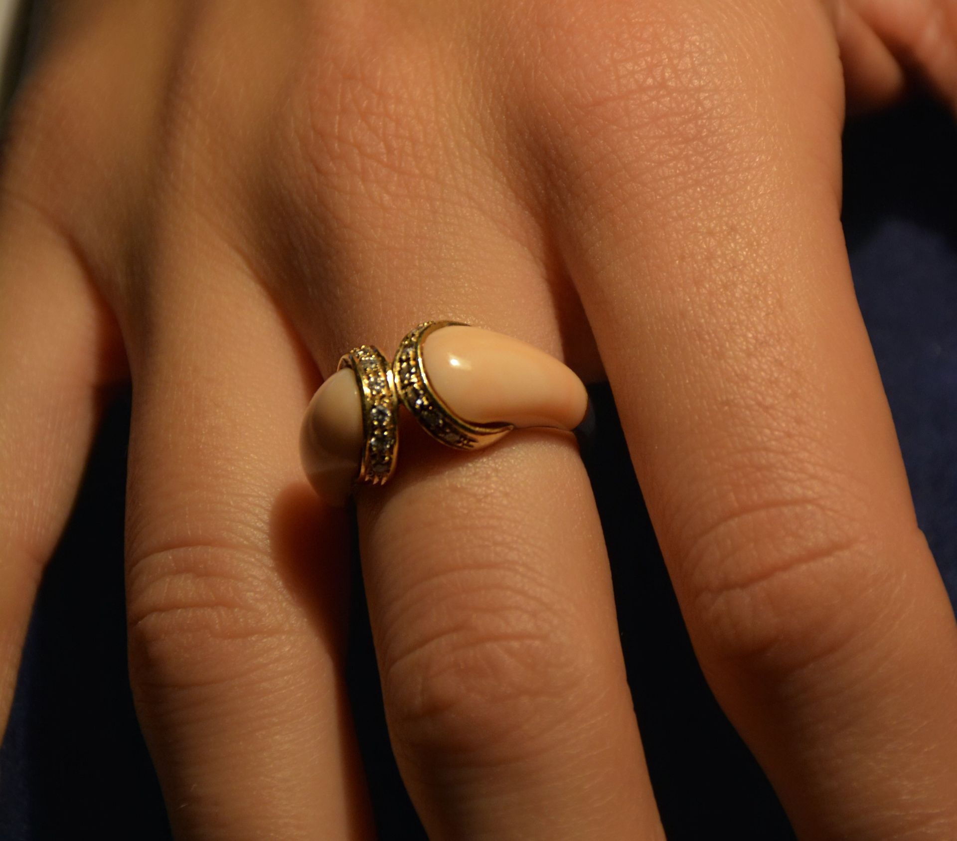 Null 18K金戒指，镶有珊瑚和钻石。总重量8.4克。 戒指尺寸15（意大利）。