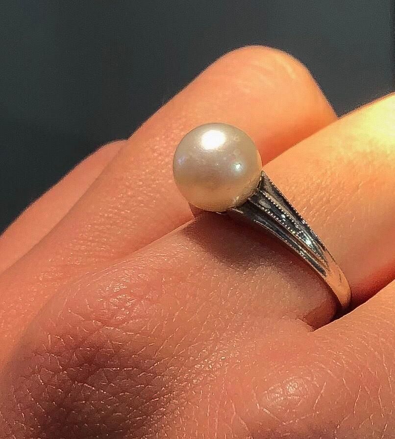 Null 18kt white gold ring with central pearl. Ring size 13. Total weight 3.8 gr