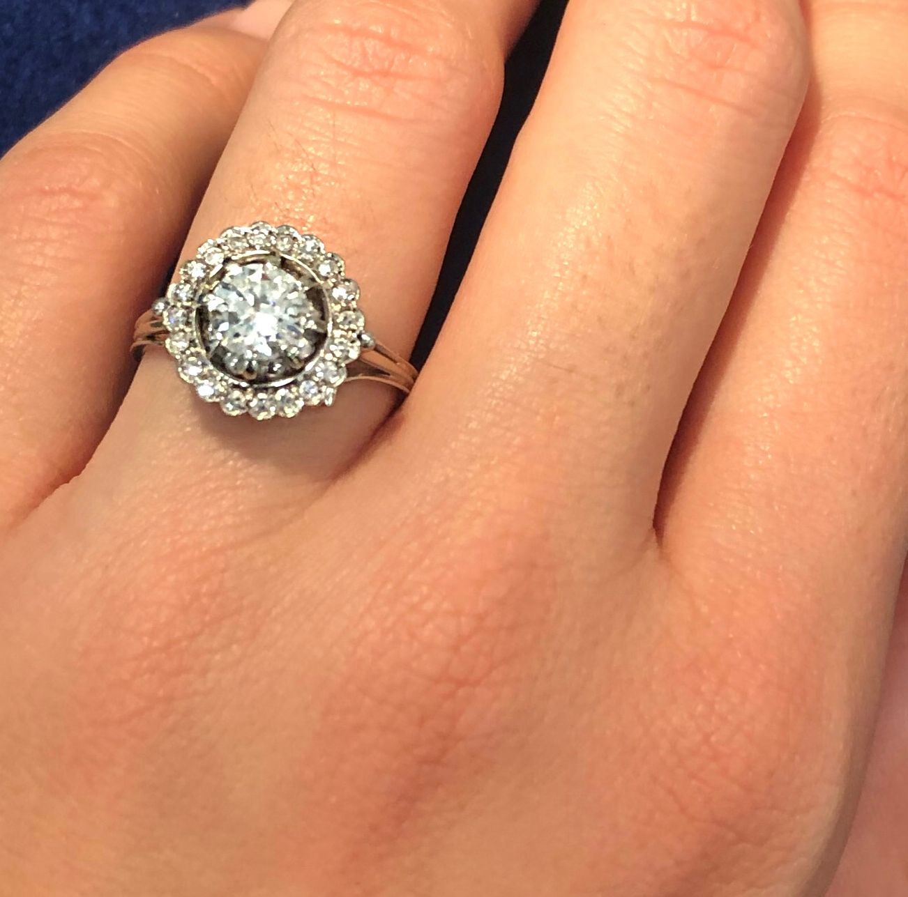Null Ring aus 18 Karat Weißgold mit einem zentralen Diamanten im modernen Schlif&hellip;