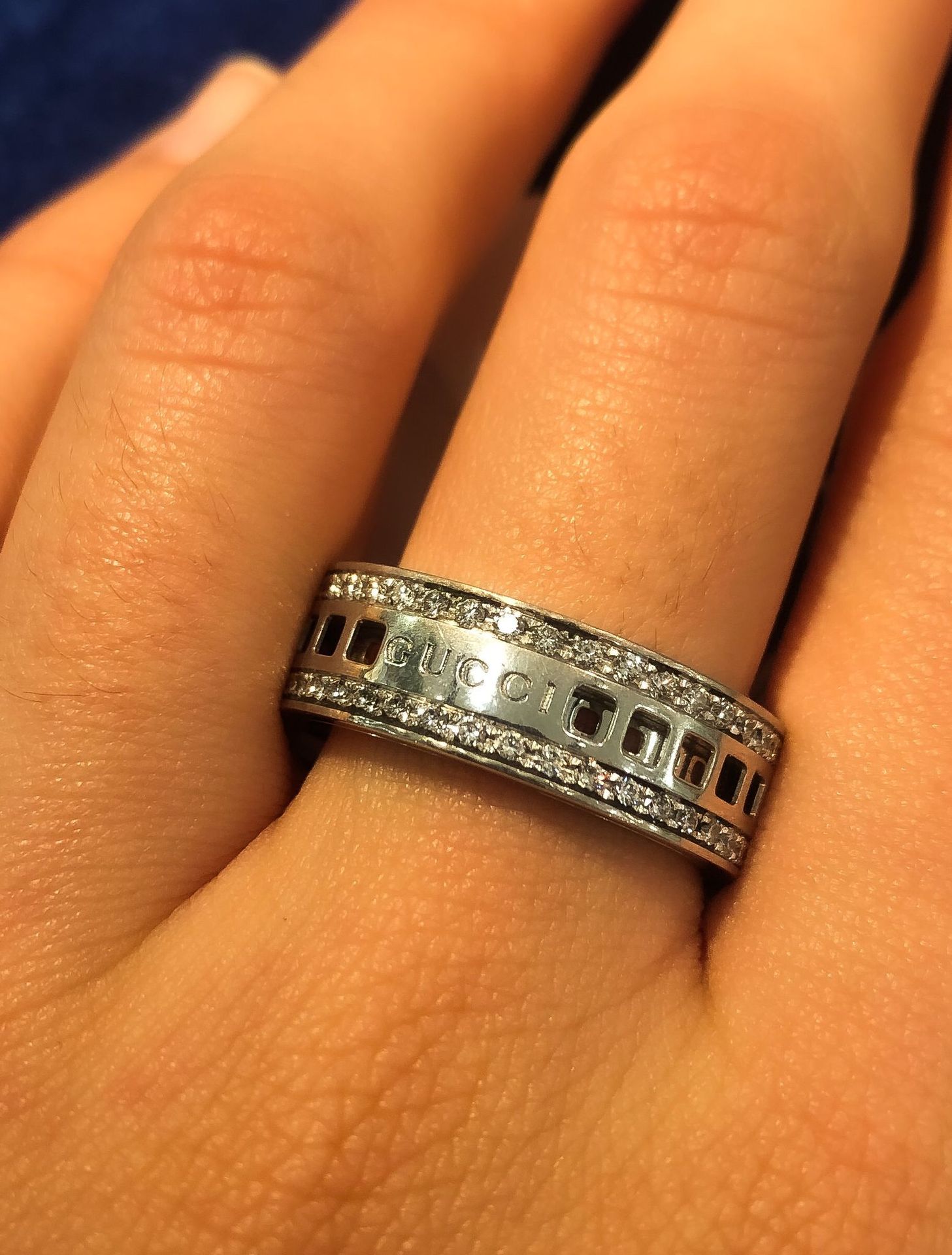 Null Gucci，18K白金旋转戒指，镶嵌钻石。重量5.9克，尺寸20