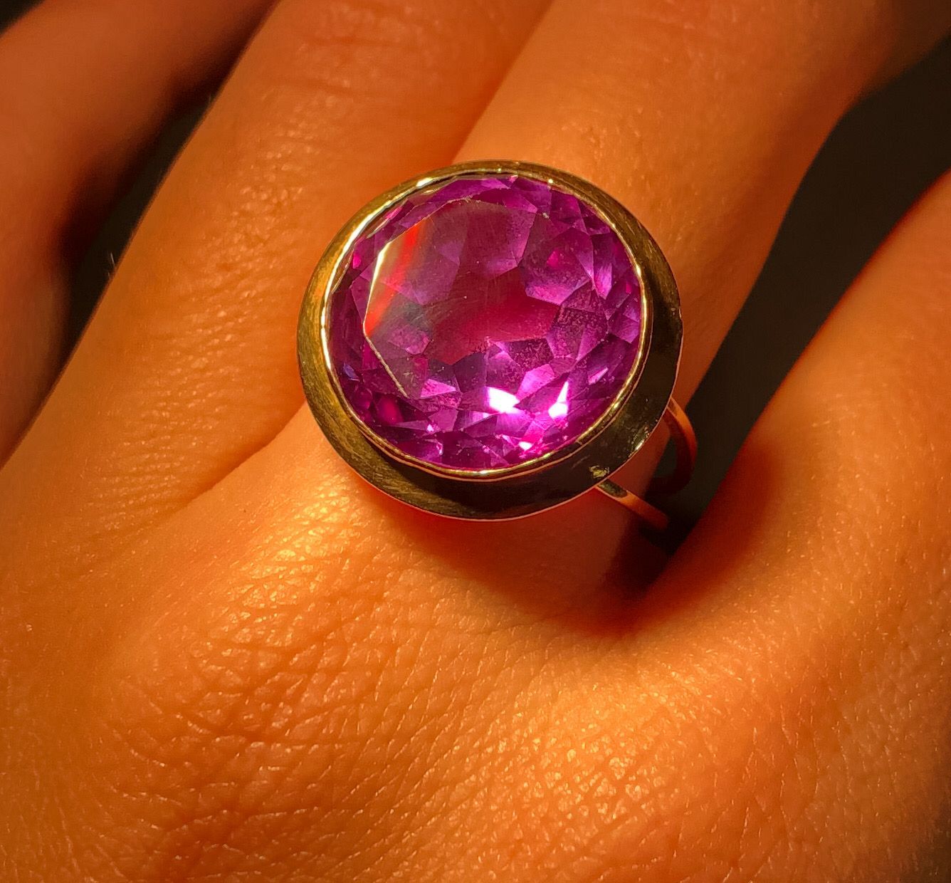 Null 18K黄金戒指，中央有紫色虹彩石。戒指尺寸为9号。总重量7.6克