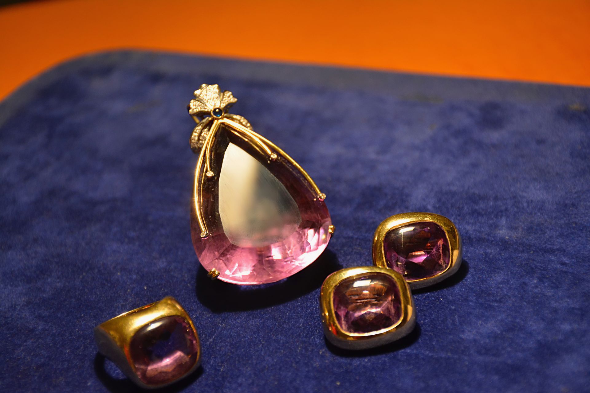 Null 18K黄金镶紫水晶吊坠、耳环和戒指。吊坠尺寸。5x3厘米；戒指尺寸17；耳环尺寸2x2厘米。总重量为90克