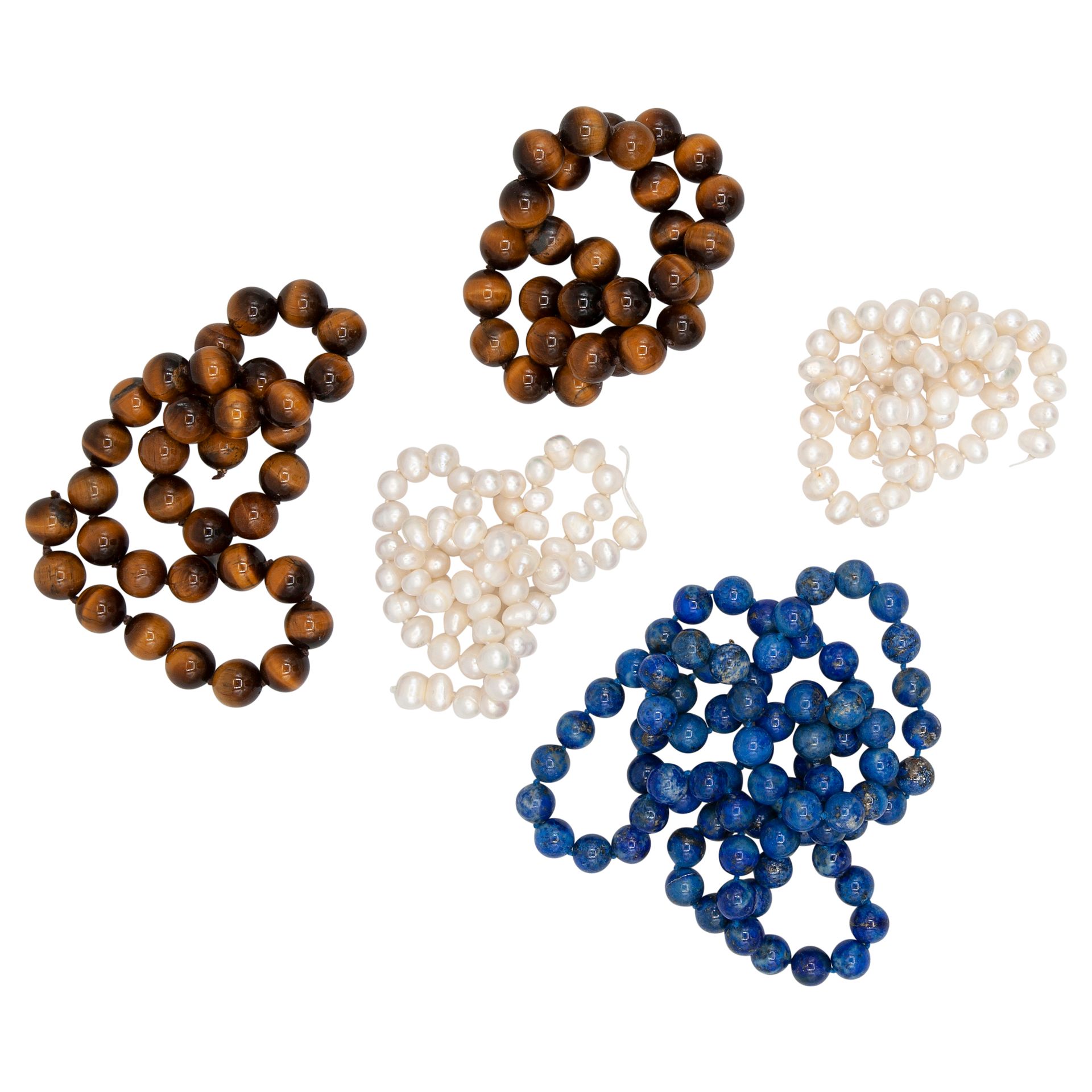 Null 拍卖品由蓝宝石项链，2个老虎石项链，2个河珍珠项链组成。总重量为368克