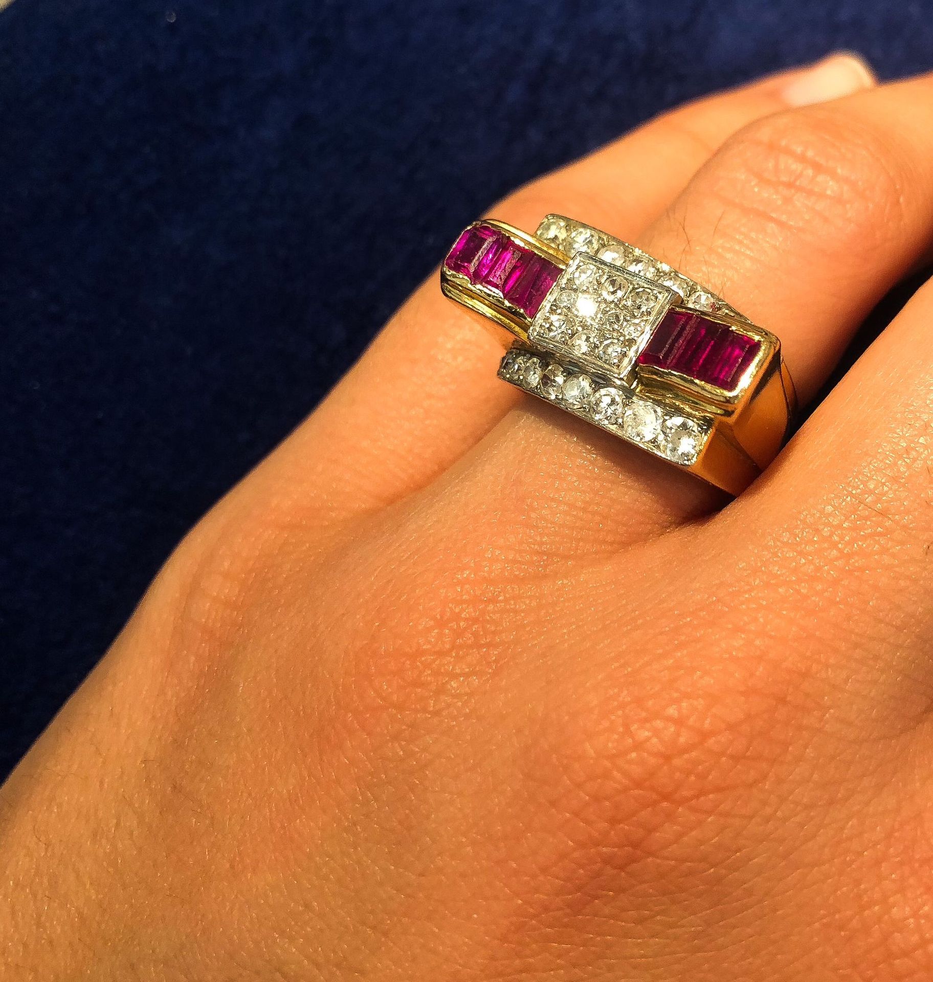 Null 20世纪40年代的戒指，18K黄金材质，镶嵌红色宝石和钻石。戒指内侧为缩口。尺寸为10。重量为12.8克