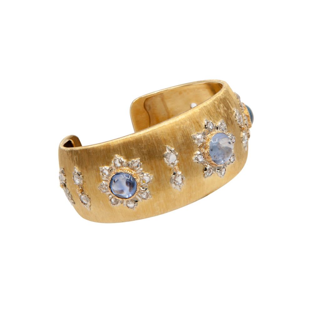Null 镶嵌凸圆形蓝宝石和钻石的18K白缎金手镯，签名为Buccellati。蓝宝石重量约为6克拉。钻石重量约为1.40克拉。总重量为50.20克