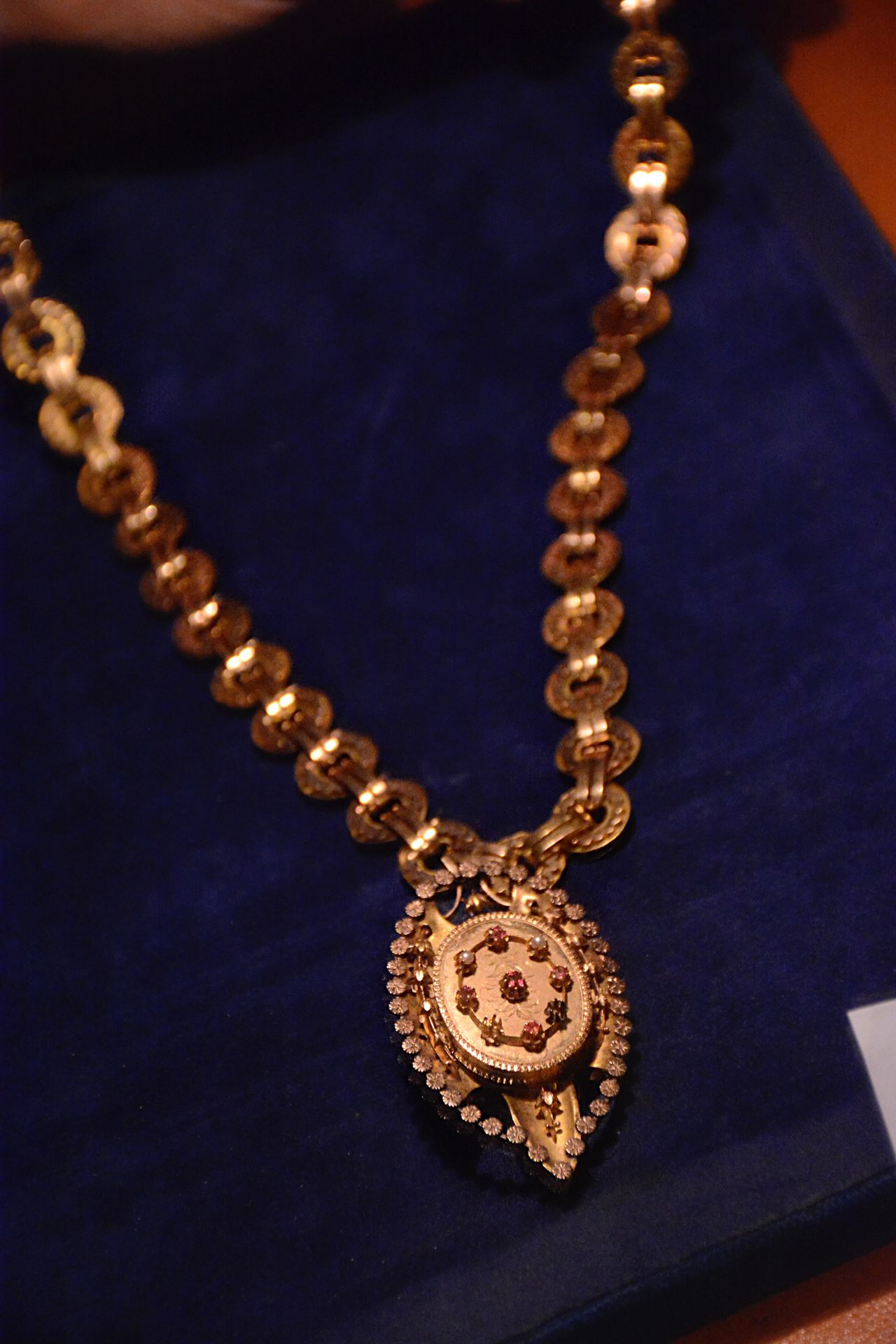 Null 18 kt Gold Medaille Halskette mit auf der Rückseite ein Glas Verschluss. Fe&hellip;