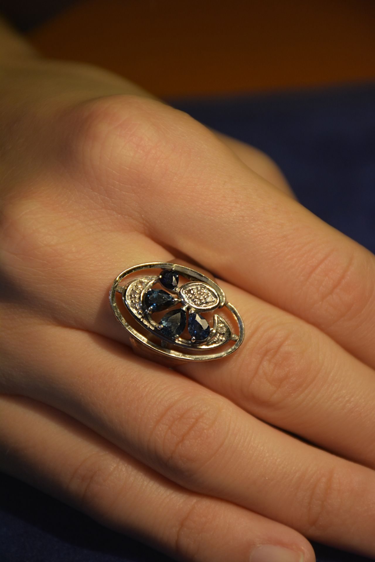 Null Ring aus 18kt Weißgold mit 4 Saphiren und Diamanten. Ringgröße 13. Gesamtge&hellip;