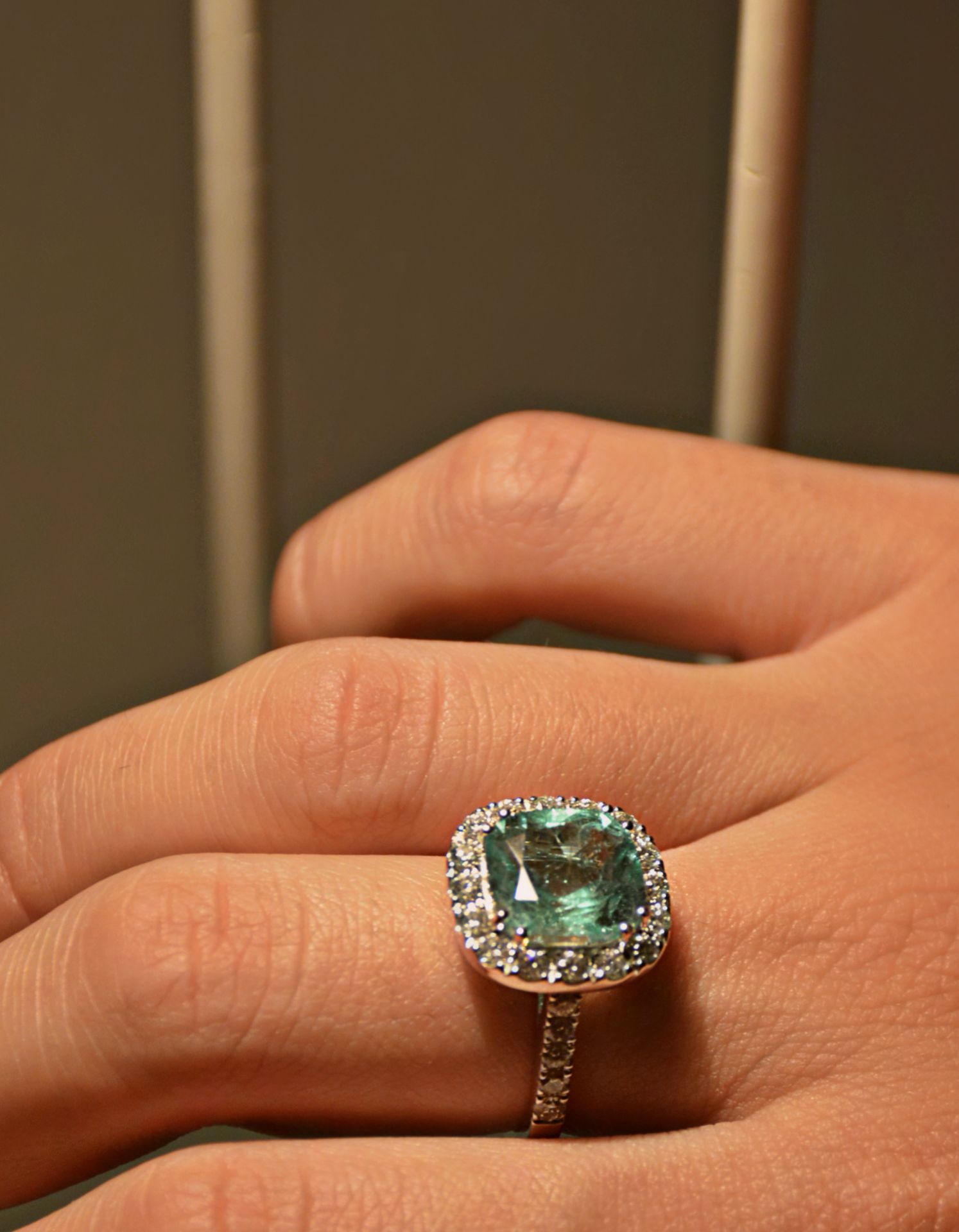 Null 18K白金戒指，中央祖母绿重约4.90克拉。浅绿色，透明度极佳，饱和度非常好。枕形切割。侧面钻石约重1.05克拉，颜色为G/H，净度为VVS/VS。
