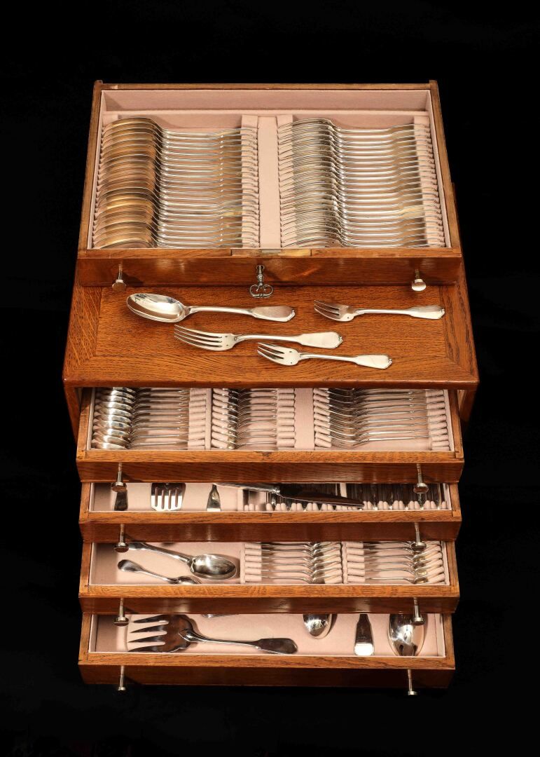 Null TETARD.

Silver household set in a wooden box with 5 drawers and key of 203&hellip;