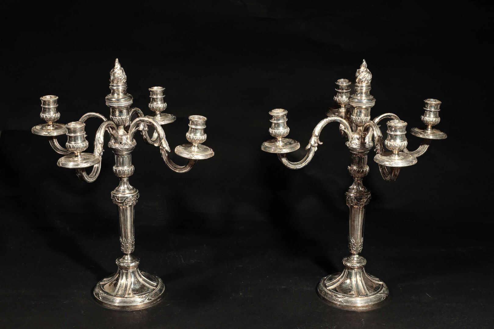 Null Importante paire de candélabres en bronze argenté à quatre bras de lumières&hellip;