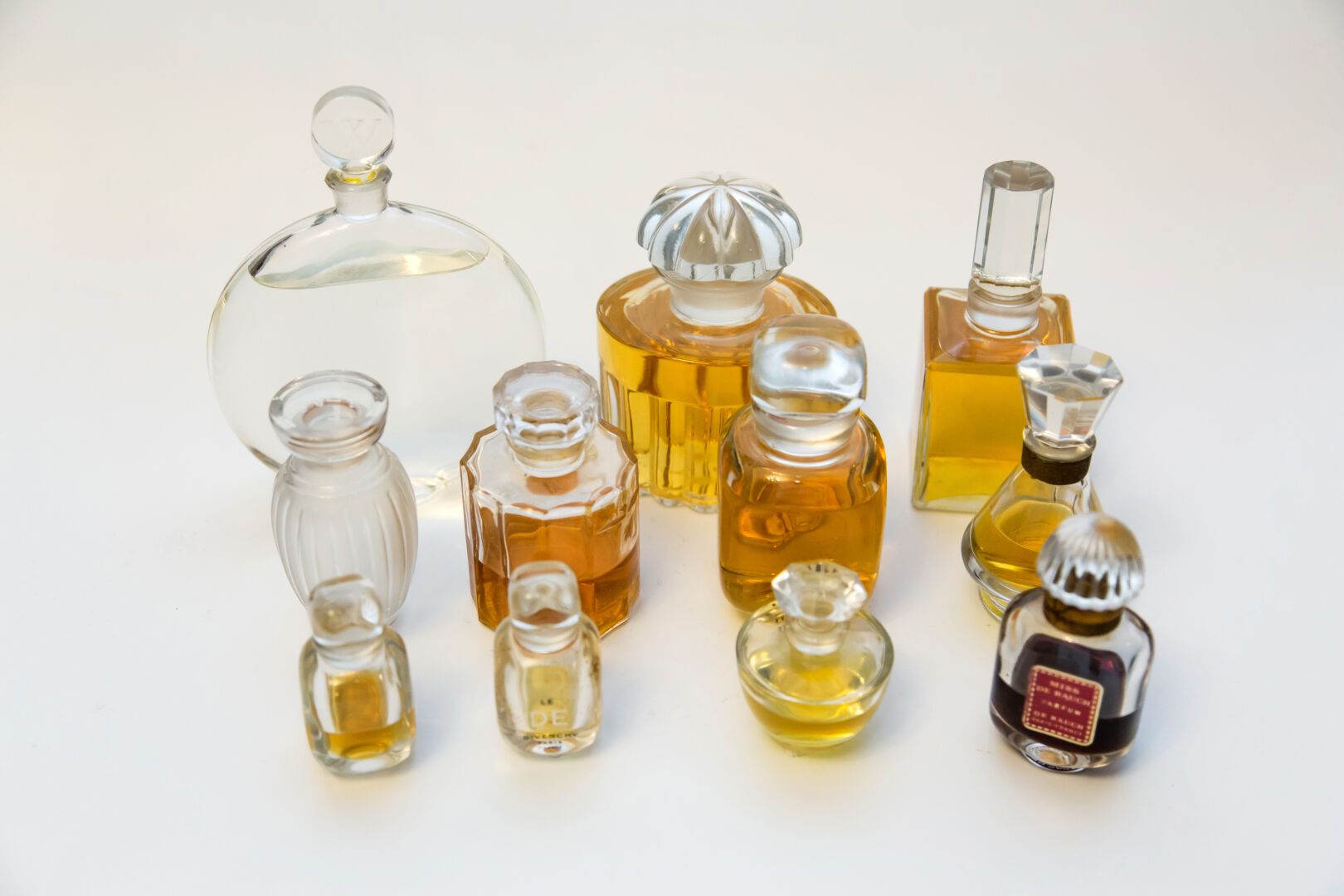 Assortiment de flacons de parfums. Verschiedene Parfümeur-Couturiers und Juwelie&hellip;