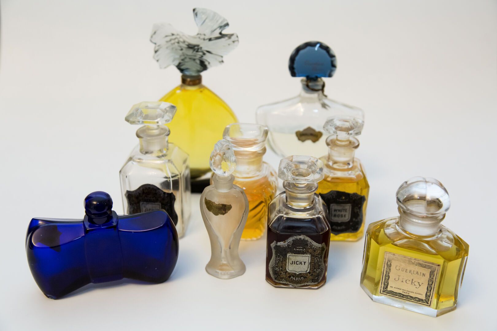 Guerlain - (années 1880-2000). 娇兰--（1880-2000年）。
组合的九瓶房子。
-沙利玛尔 "的无色玻璃 "蝙蝠 "瓶。
-&hellip;