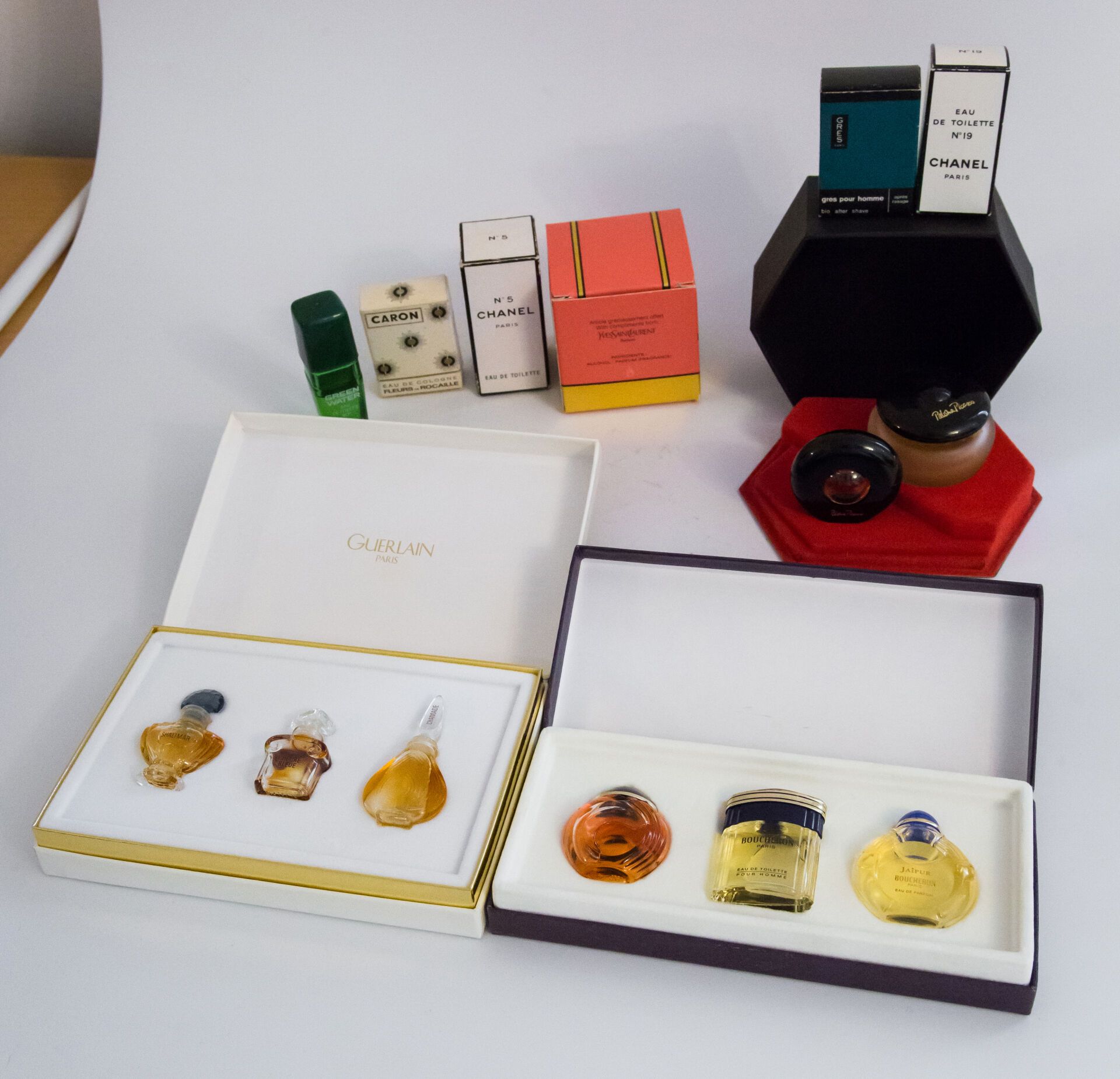 Null Divers Parfumeurs - (années 1960-1990)
Assortiment de 90 diminutifs parfums&hellip;