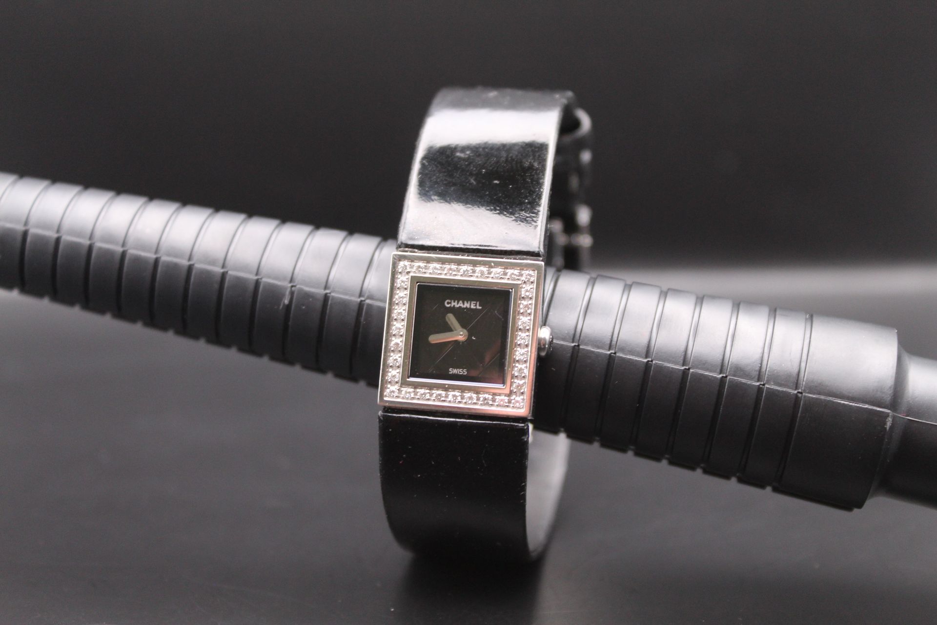 Montre Bracelet CHANEL 香奈儿(PD 77839)黑色漆皮女士腕表，带折叠式表扣，方形表盘，饰有小钻石，长20厘米。