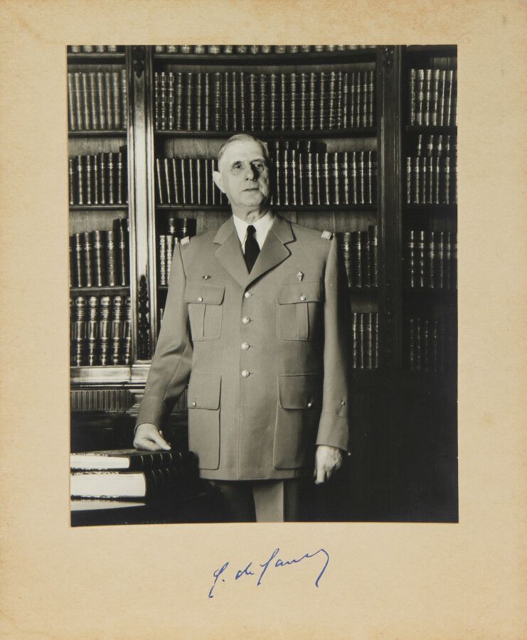 Null PORTRAIT officiel du Général de Gaulle, en uniforme militaire, debout dans &hellip;