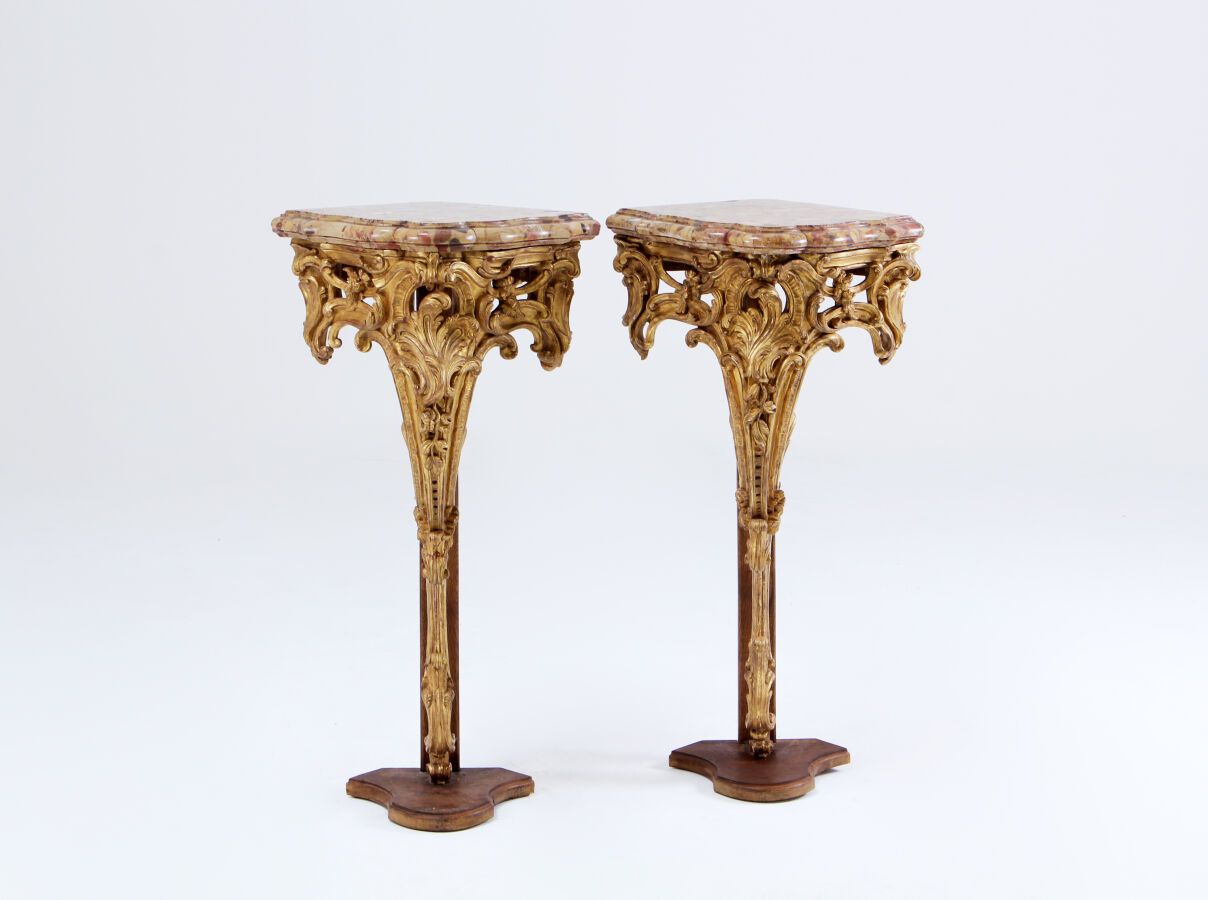 Null Pair of elegant small CONSOLES of gilded wood finely carved, the belts with&hellip;