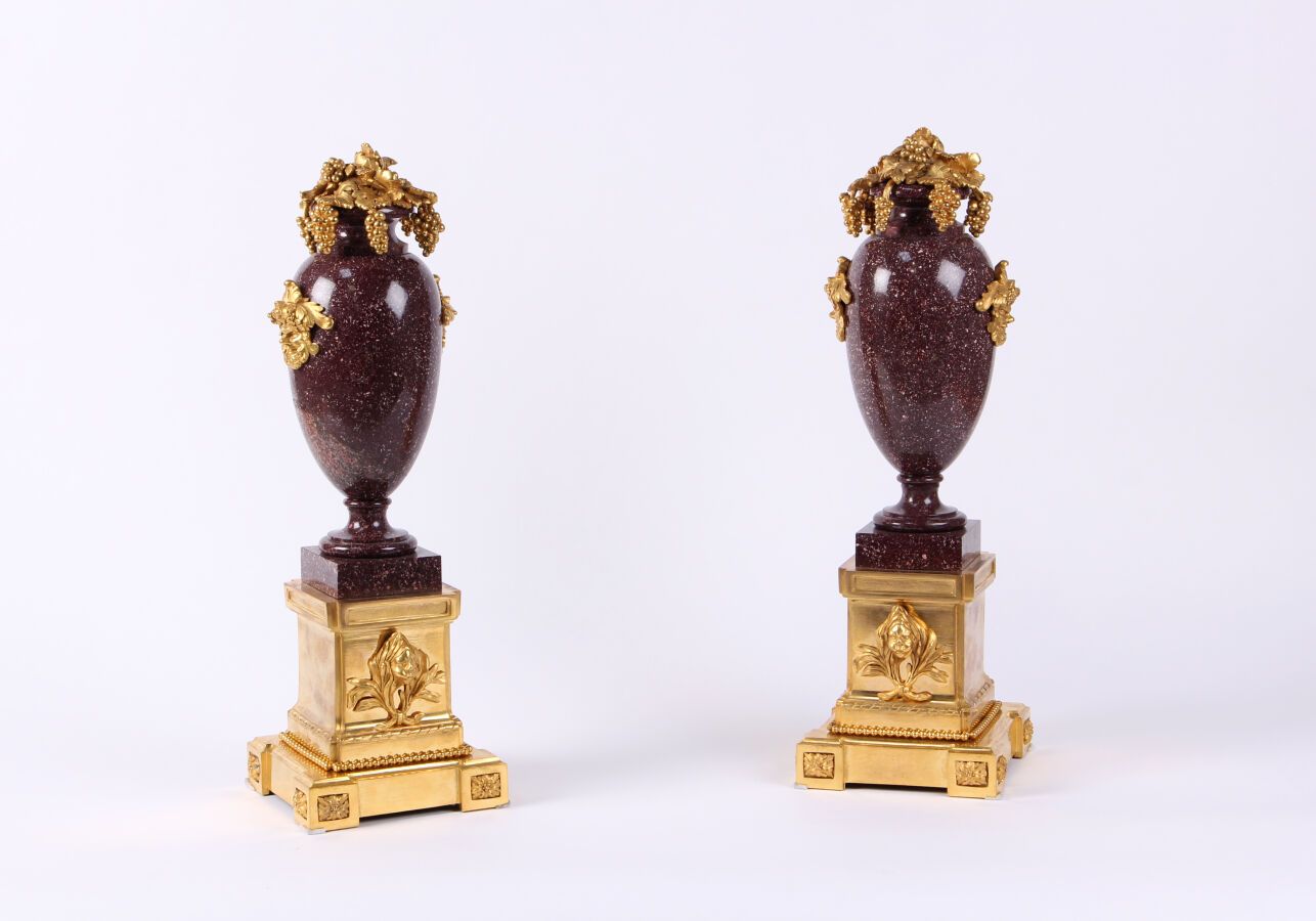 Null Ein Paar eiförmige Vasen auf Porphyrsockel mit ziselierter und vergoldeter &hellip;