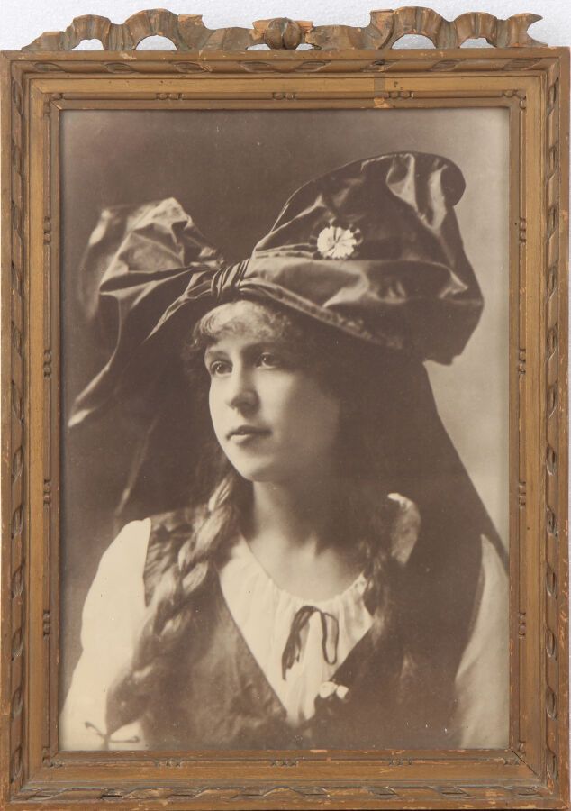 Null ÉCOLE FRANÇAISE DU XXe SIÈCLE 

Portrait de femme à la coiffe nouée

Portra&hellip;