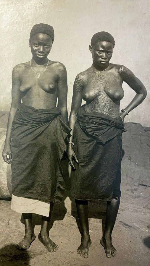 Null [AFRICA]

YVES THIEVIN

人物，两个女人的全身画像，儿童的工作室画像，约1930年

这一时期的三幅银版画。

高15厘米 - &hellip;