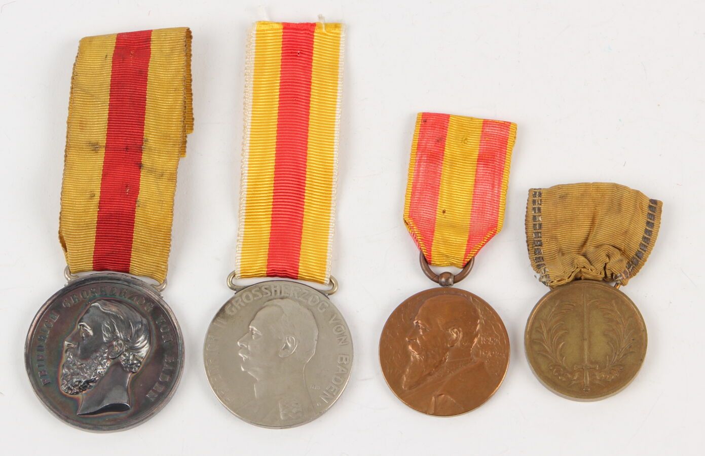 Null 德国 - 巴登

四枚奖牌。

-1849年战役的纪念章。

在青铜器上。有其旧的丝带，边缘有银色的编织（磨损）。

28毫米。

-勋章 "Fur &hellip;