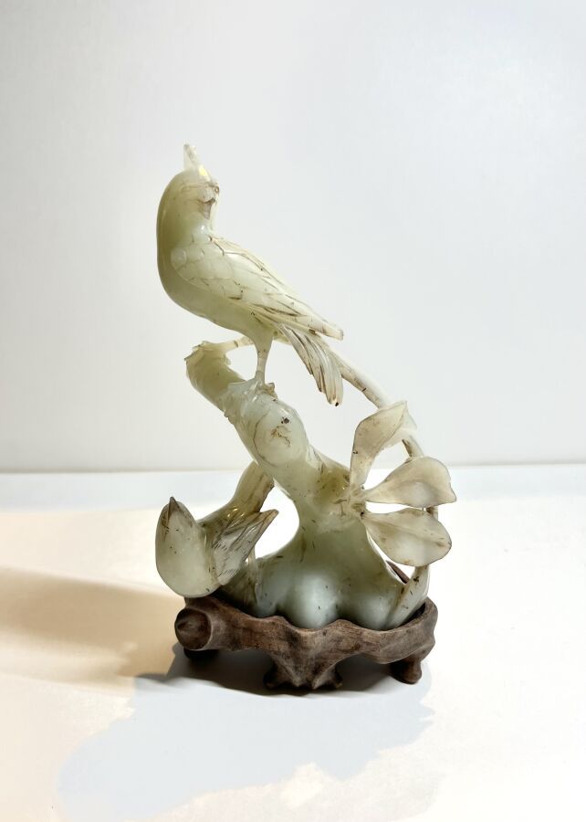 Null STATUETTE aus Hartstein, die zwei Vögel mit Zweigen darstellt.
China, 20. J&hellip;